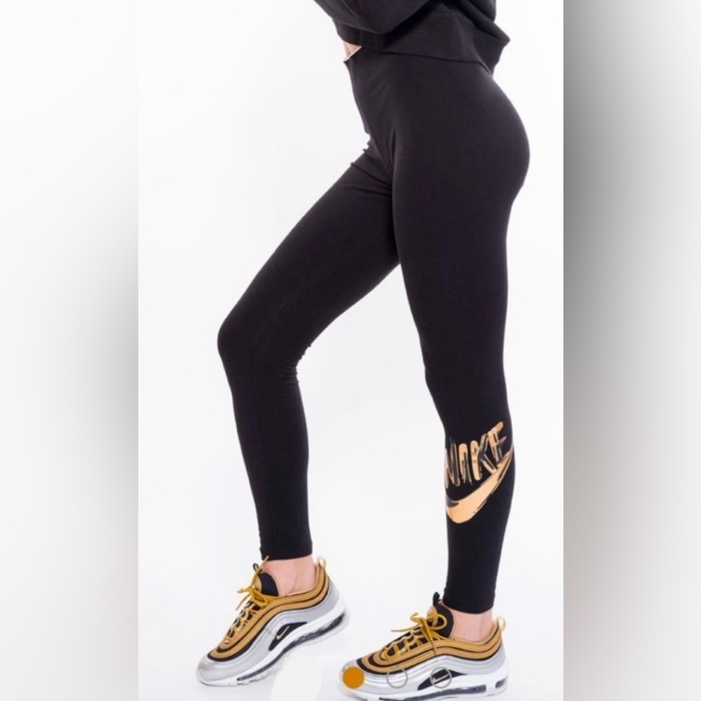 Black Nike leggings